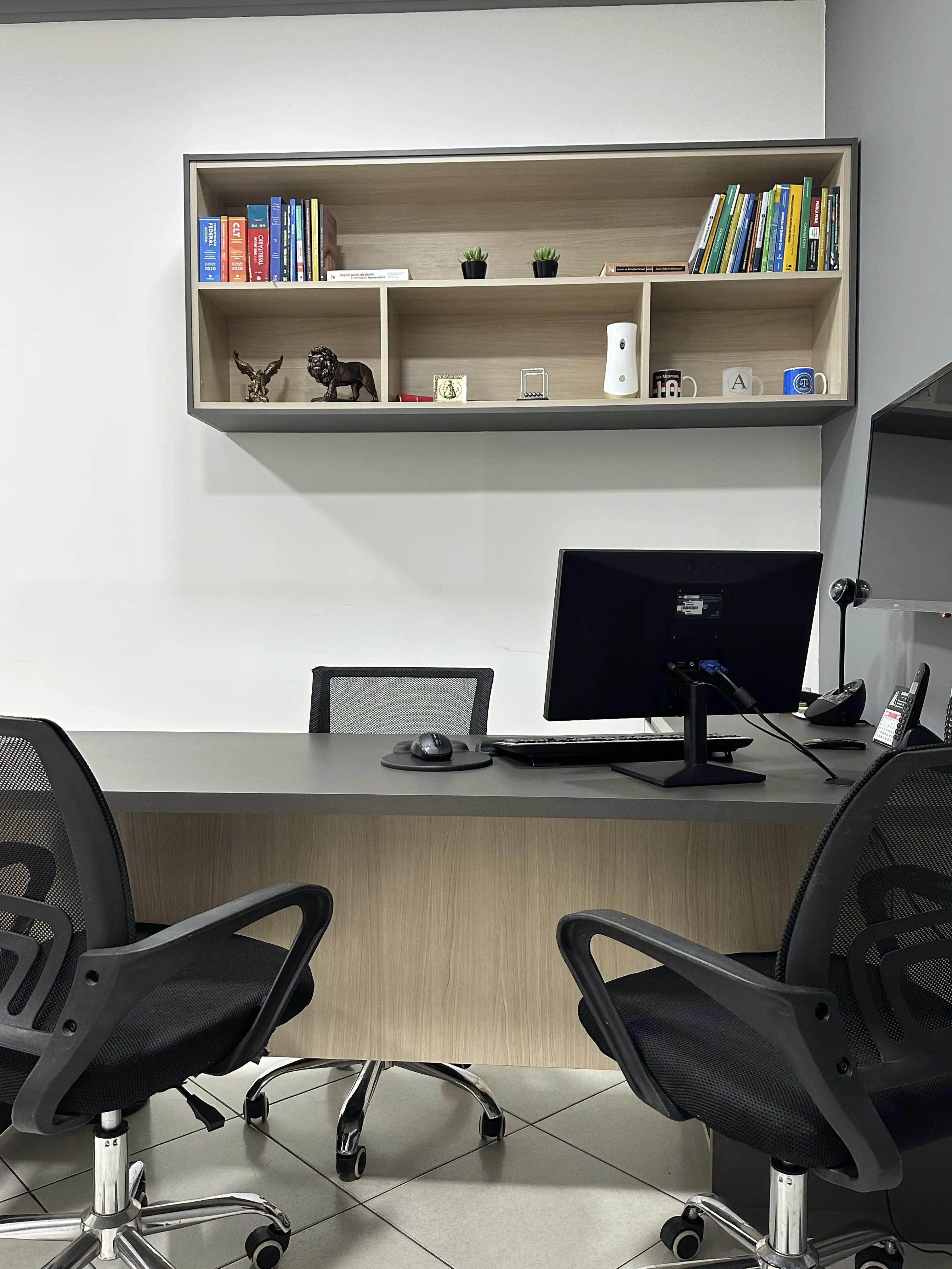 Biblioteca jurídica e mesa de atendimento do escritório