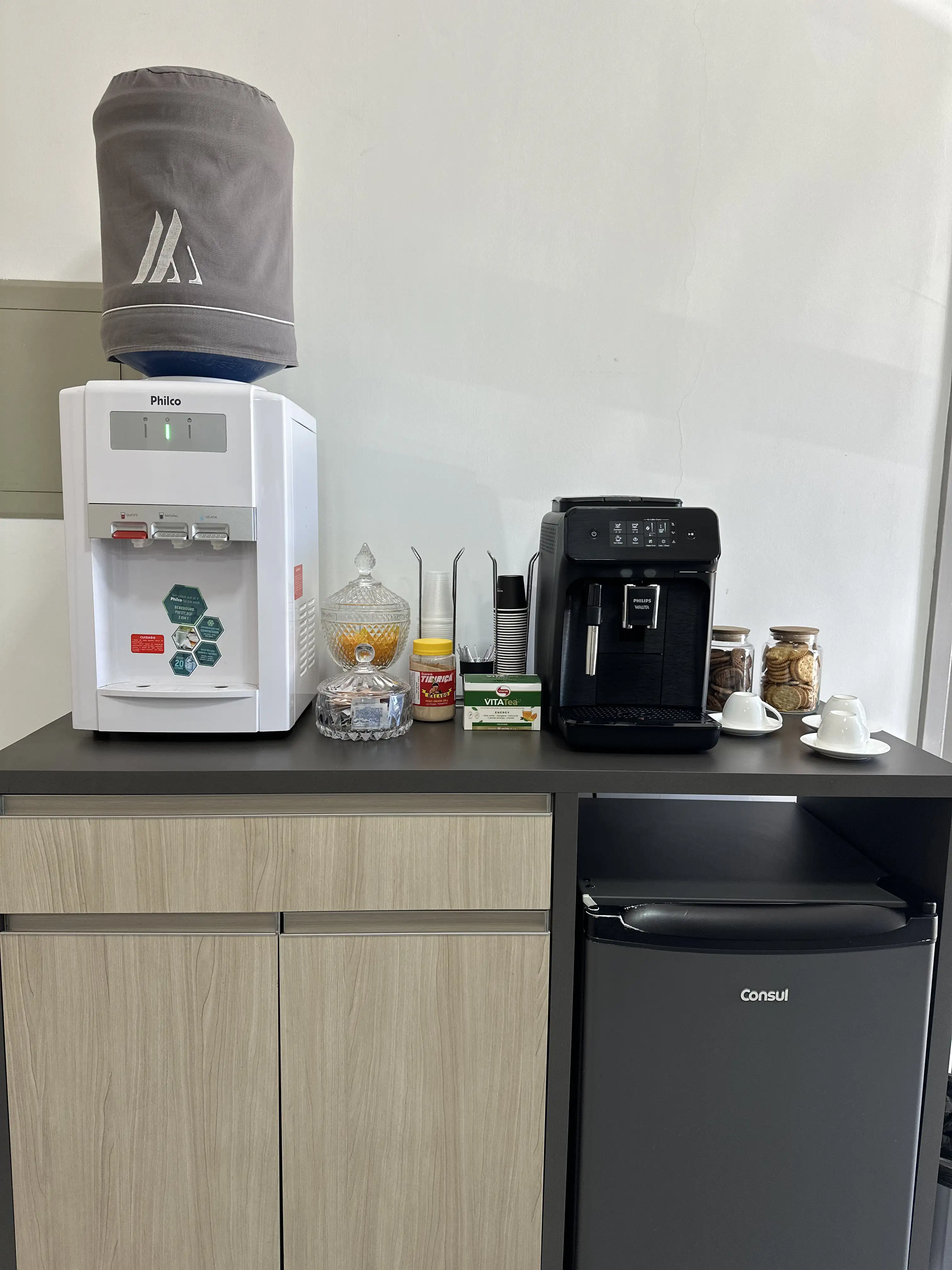 Sala de reunião do escritório com notebooks e xícaras sobre a mesa